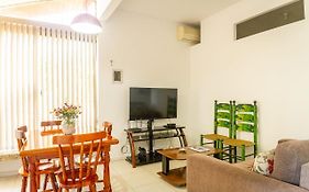 Apartamento térreo, em condomínio, confortável, clube, marina e praia.